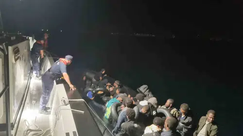 Didim açıklarında lastik botla kaçış girişimi Sahil Güvenlik'e takıldı