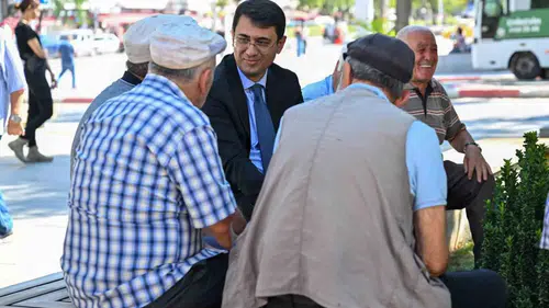 Uşak Valisi Serdar Kartal İsmetpaşa Caddesi'nde halkın nabzını tuttu
