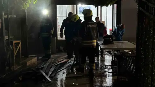 Dağkent'te ikiz villanın bahçesindeki odunluk alevlere teslim oldu