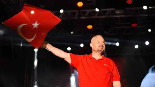 Menemen 104 yıllık bağımsızlık gururunu Sefo konseriyle taçlandırıyor