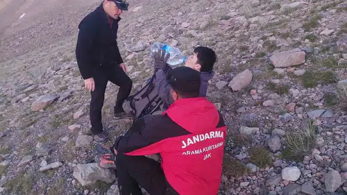 Erciyes'in zorlu yamaçlarında mahsur kalan yürüyüşçüye JAK ve AFAD eli uzandı