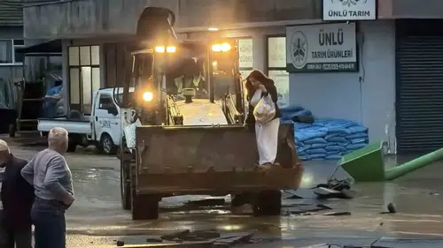 Darıçayırı'nda sel suları hayatı durdurdu: Ulaşım kepçe ve traktörlere kaldı