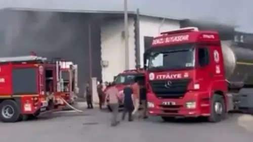 Eskihisar Mahallesi'nde iş yeri yangını: Ekipler alevlere müdahale ediyor