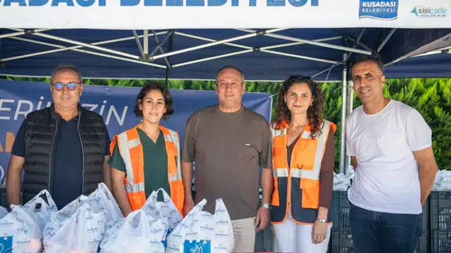 Kuşadası'nda bin 400 öğrenci için beslenme çantası desteği dönemi başladı