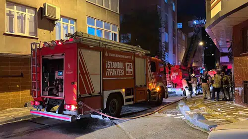 Esenler'de kentsel dönüşüm bekleyen boş binanın çatısı alevlere teslim oldu