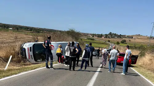 Pavli Panayırı dönüşü acı kaza: Hasta taşıyan ambulans devrildi