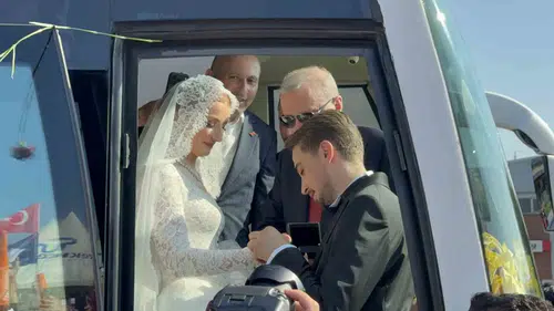 Düğün günlerinde rotayı değiştirdiler: Gelin ve damat Erdoğan'ı karşıladı