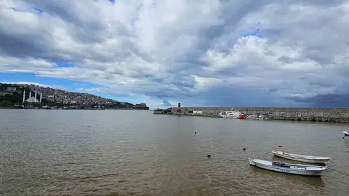 Zonguldak Limanı'nda sağanak sonrası kirlilik alarmı: Derelerden gelen atıklar denizi kapladı