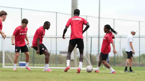 Burak Yılmaz yönetimindeki Çorum FK Antalya'da tempoyu artırdı