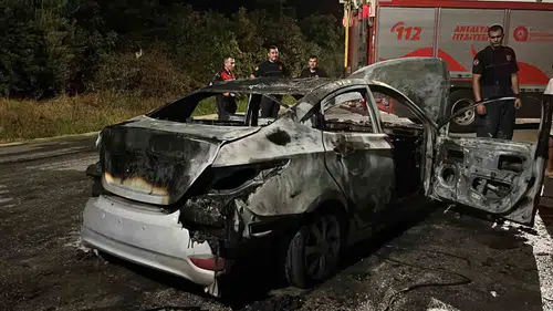 Alanya'da seyir halindeki otomobil bir anda alev topuna döndü