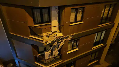 Alibeyköy'de dehşet anları: Kontrolden çıkan otomobil binanın üçüncü katına çarptı