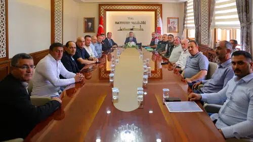 Bayburt’ta köy muhtarlarıyla masaya yatırıldı: Hizmet öncelikleri belirleniyor