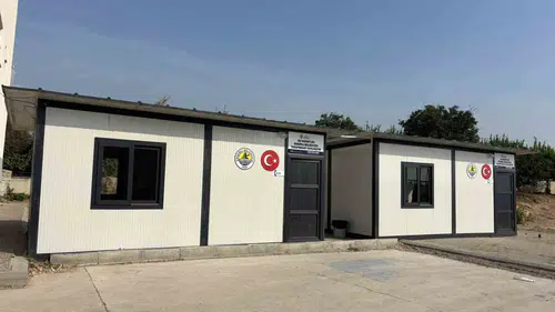 Erdemli Belediyesi kendi atölyelerinde ürettiği konteyner sınıfları okullara kazandırdı