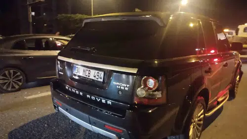 Ümraniye'de gece yarısı zincirleme kaza: 3 yaralı, 1 sürücü kayıplara karıştı