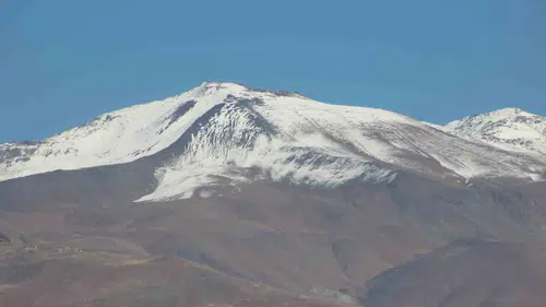 Erzincan'ın zirvelerine mevsimin ilk karı düştü: Kış hazırlıkları hız kazandı