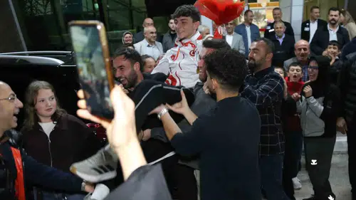 Dünya şampiyonu Yiğit Şişman Kastamonu'da omuzlarda karşılandı
