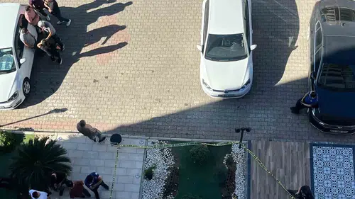 Kuaför çıkışı dehşet anları: Lavaboyu kullanan kadın iki kişiyi silahla vurdu