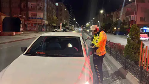 Fuzuli Caddesi'nde direksiyon başında sızan sürücüye ağır fatura
