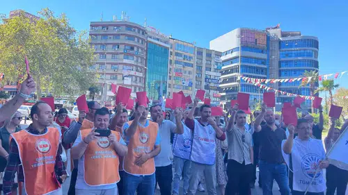 Konak Belediyesi'nde maaş krizi: İşçilerden yönetime kırmızı kartlı protesto