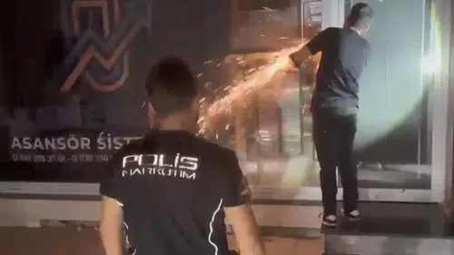 Mersin'de dükkan görünümlü uyuşturucu deposuna baskın: Milyonlarca hap ele geçirildi