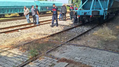 Mihalıççık'ta tren vagonuna tırmanan çocuk ve onu kurtarmak isteyen babası akıma kapıldı