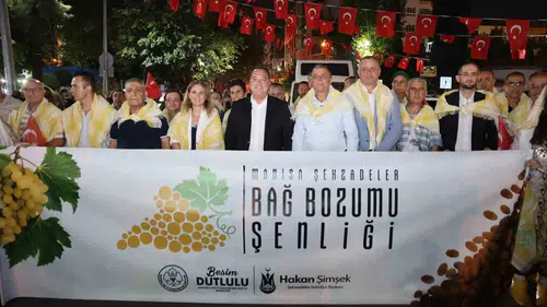 Manisa'nın bereketli bağları kortejle kutlandı: Şehir merkezinde üzüm şöleni