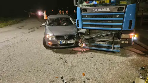 Perşembe Kavşağı'nda tır ve otomobilin karıştığı kaza trafiği durdurdu