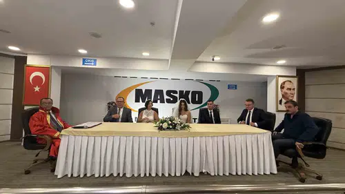 Ufuk Özkan zorlu süreci geride bıraktı: Düğün festivalinde nikah şahidi oldu