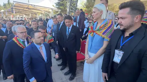 Adalet Bakanı Gürlek'in Söğüt'teki şenliklerdeki tokalaşma tercihi dikkat çekti