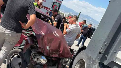 Burdur'da tır ve otomobilin karıştığı kazada iki kişi hastanelik oldu