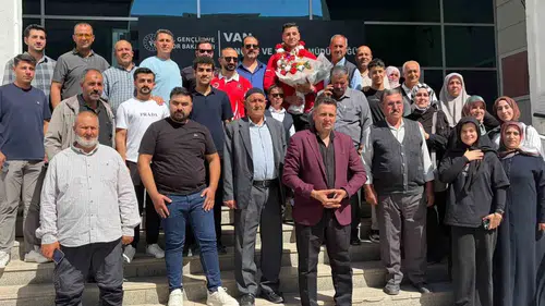 Dünya şampiyonu Furkan Bilici Van'da davul zurnalarla karşılandı