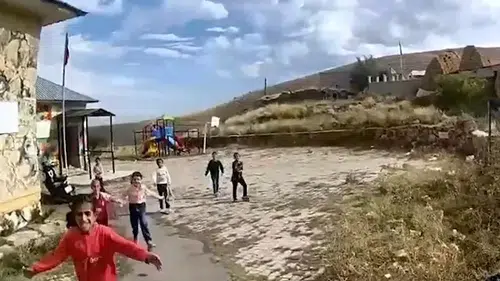 Erzurum'da jandarma devriyesi minik öğrencilerin sevgi seliyle karşılaştı