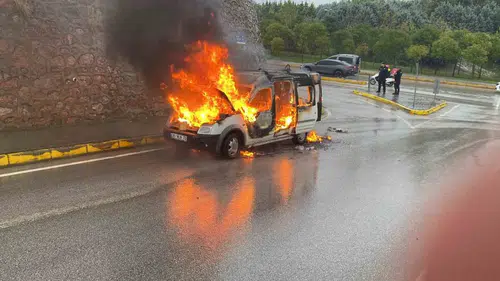 Körfez'de seyir halindeki araç bir anda alev topuna döndü