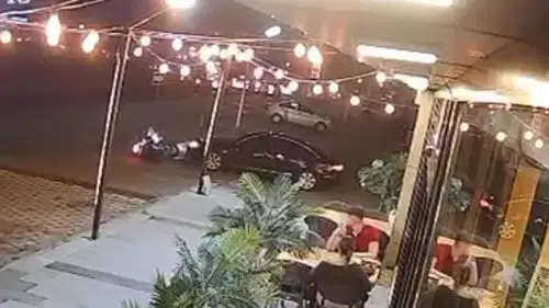 Kayseri'de nezaket kazası: Yol veren otomobile çarpan motosikletli yaralandı