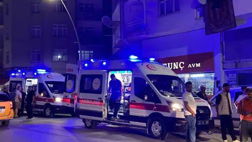 Elazığ'da üç aracın karıştığı zincirleme kazada iki kişi yaralandı