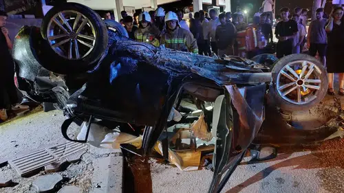 Defne'de kontrolden çıkan otomobil takla attı: Sürücü araçta sıkıştı