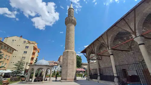 Erzurum'un asırlık camisinde minare neden ana yapıdan ayrı duruyor?