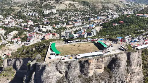 Artvin'de 250 metre yüksekliğindeki uçurumun kıyısında yılın son boğa güreşi heyecanı