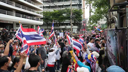 Bangkok'ta İsrail Büyükelçiliği önünde toprak satışı ve turist davranışları protestosu