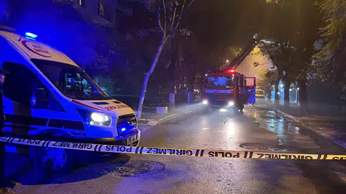 Bakırköy'de kentsel dönüşüm bekleyen metruk binada gece yangını