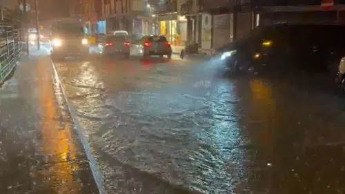 Küçükçekmece'de sağanak hayatı felç etti: İstasyon Caddesi'nde rögarlar taştı