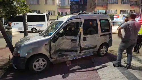 Niğde'de zincirleme kaza: Hafif ticari araç önce motosiklete sonra panelvana çarptı