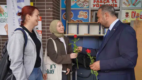 Bartın Üniversitesi'nde yeni dönem karşılaması: Rektör Akkaya öğrencileri otogarda çiçeklerle ağırladı