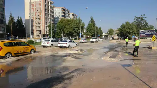 Adıyaman'da ana su hattı patladı: YSE Kavşağı'nda ulaşım felç oldu
