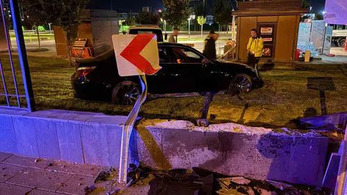 Kayseri'de alkollü sürücünün kontrolsüz uçuşu millet bahçesinde son buldu