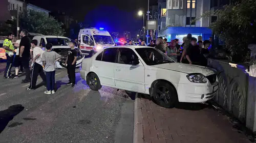 Kocasinan'da trafik kazası: Otomobil savrularak bina duvarına çarptı