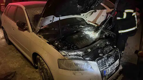 Niğde'de site otoparkında park halindeki araç alevlere teslim oldu
