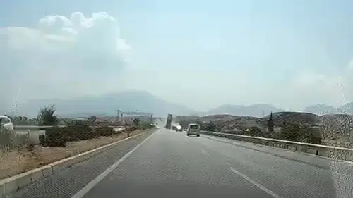 Açık unutulan dorse EDS direğini devirdi: Trafik felç oldu