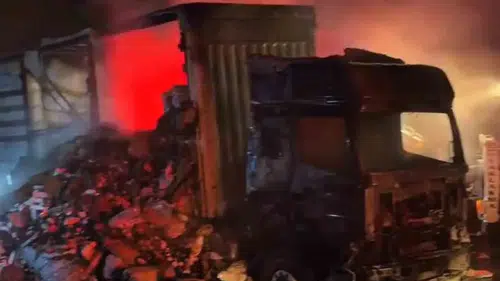 TEM Otoyolu'nda tekstil yüklü tırın motorundan yükselen alevler aracı küle çevirdi