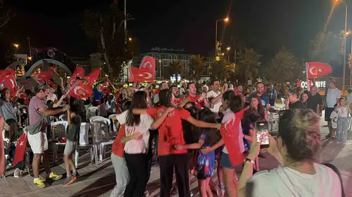 Osmaniye'de dev ekranda voleybol şöleni: Filenin Sultanları için meydanlar doldu